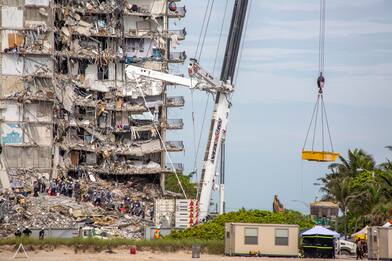 Miami, palazzo crollato: bilancio sale a 12 morti e 149 dispersi 
