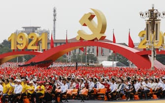 La folla in piazza Tienanmen, a Pechino, per le celebrazioni del centenario della fondazione del Partito comunista cinese