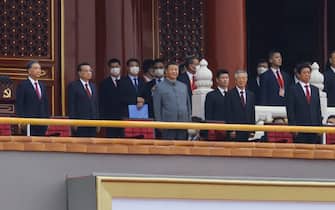 Il presidente cinese Xi Jinping, in abito grigio, in piazza Tienanmen durante la celebrazione del centesimo anniversario della fondazione del Partito Comunista Cinese, a Pechino