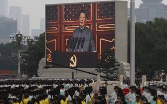 Il discorso del presidente cinese Xi Jinping alla festa per il centenario del Pcc proiettato su un maxi-schermo in piazza Tienanmen, a Pechino