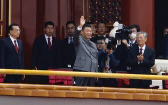 Il presidente cinese Xi Jinping saluta la folla di piazza Tienanmen durante il centenario del Partito comunista cinese, a Pechino