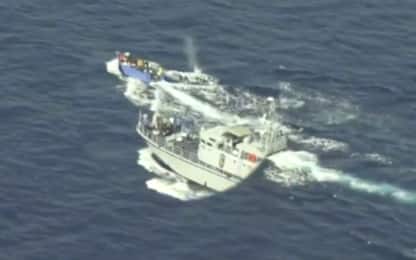 Migranti, motovedetta libica spara su barcone: il VIDEO di Sea-Watch
