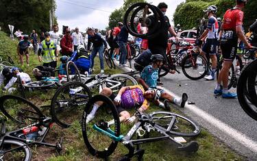 Tour de France, causa maxi caduta: arrestata spettatrice