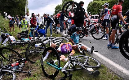 Tour de France, causa maxi caduta: arrestata spettatrice