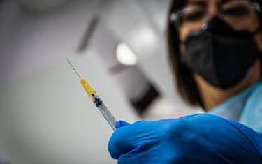 Un farmacista somministra la dose di vaccino, Napoli, 8 Giugno 2021 ANSA/CESARE ABBATE/
