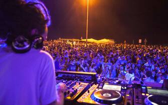 Una immagine della Molo Street parade che ha trasformato il porto di Rimini in una discoteca a cielo aperto, 30 giugno 2012.  ANSA / US COMUNE DI RIMINI - GIORGIO SALVATORI ++NO SALES EDITORIAL USE ONLY++