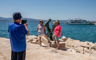 Turisti in riva al mare in Croazia
