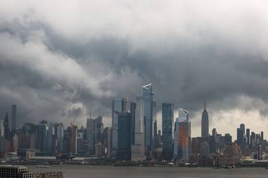 Tempesta Elsa, forti piogge su New York: danni e strade allagate
