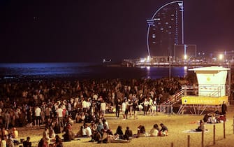 Folla sulla spiaggia di Barceloneta, a Barcellona, in Spagna