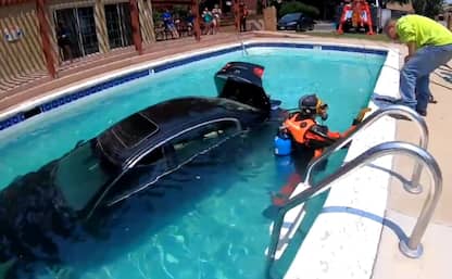 Colorado, teenager finisce con l'auto in una piscina. VIDEO