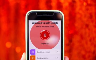 App dell'NHS Covid-19 L'app Covid-19 dell'NHS, servizio sanitario nazionale britannico, con un messaggio che invita ad autoisolarsi