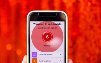 L'app Covid-19 dell'NHS, servizio sanitario nazionale britannico, con un messaggio che invita ad autoisolarsi