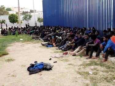 epa09357665 Migrants wait to be admitted at the Spanish Temporary Migrant Shelter after they managed to reach Spain, in Melilla, a Spanish enclave in northern Africa, 22 July 2021. Some 300 migrants managed to reach Spain after they massively jumped the border fence in the early morning.  EPA/PAQUI SANCHEZ