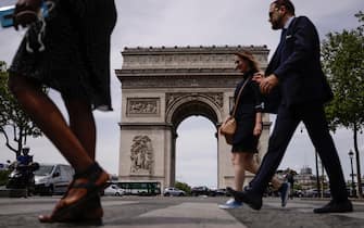 Persone camminano a Parigi