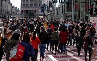 Folla per le strade del centro di Bruxelles, in Belgio