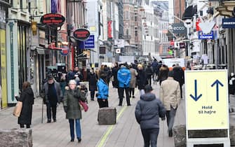 Persone passeggiano in una strada in Danimarca