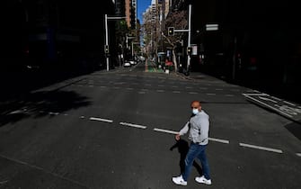 Cittadino passeggia per le strade deserte di Sydney durante il lockdown