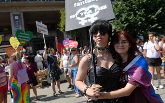 Due giovani mostrano un cartello al Gay pride di Budapest