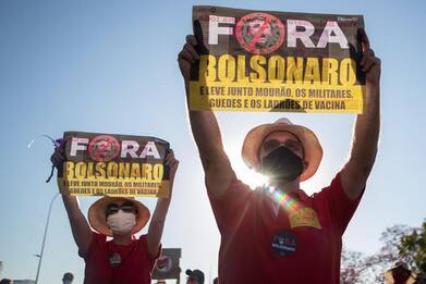 Brasile, da Rio a San Paolo in migliaia protestano contro Bolsonaro