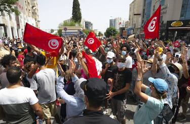 TUNIS, TUNISIA - JULY 25: Tunisians stage a protest in response to the problems in the health sector in the country, demanding the resignation of the government and the dissolution of the parliament in Tunis, Tunisia on July 25, 2021. (Photo by Yassine Gaidi/Anadolu Agency via Getty Images)