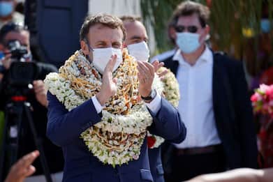 Macron nella Polinesia Francese, corone di fiori al suo arrivo. VIDEO