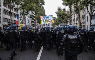 epa09404304 Protesters surrounded by anti-riot forces march during a demonstration against the COVID-19 health pass which grants vaccinated individuals greater ease of access to venues in France, in Paris, France, 07 August 2021. The national enforcement of the 'Health Pass' is expected to take effect on 09 August, after the French Constitutional Council has confirmed the government's law which extend the use of its Vaccinal Passeport (a QR code which proves the bearer has received full vaccination, or been tested negative for Covid in the last 72 hours) to cultural place, transport, and restaurants among other places.  EPA/IAN LANGSDON