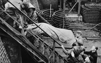 Il recupero del corpo di una delle vittime nella miniera di Marcinelle in Belgio dell'8 agosto 1956