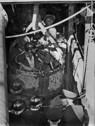 I soccorsi nella miniera di Marcinelle, in Belgio, dopo l'incidente del 1956