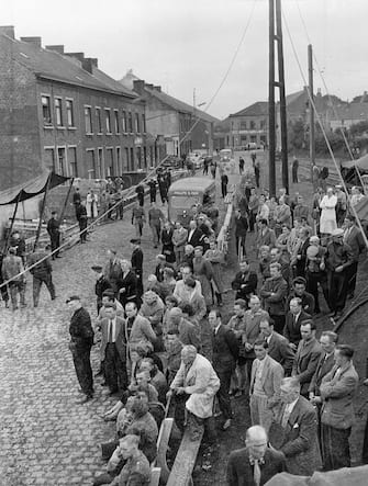 Folla nei pressi della miniera di Marcinelle, in Belgio, dopo l'incidente dell'8 agosto 1956