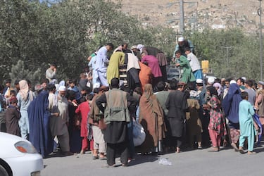 epa09407973 Afghans who are displaced from Kunduz and Takhar provinces due to fighting between Taliban and Afghan forces gather to collect food, as they live in temporary shelters at a camp in Kabul, Afghanistan, 10 August 2021. The Taliban on 09 August, assumed control of the city of Aybak, capital of the northern Samangan province, after the government forces left the city without offering resistance, making it the sixth provincial capital of Afghanistan to be captured by the insurgents in less than a week. Most of the remote districts of the province have already fallen to the Taliban in the past three months, during which the insurgents captured around 125 district centers and seven border crossings.  EPA/JAWED KARGAR