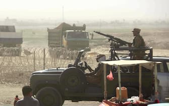 Camionetta con militare con il mitra