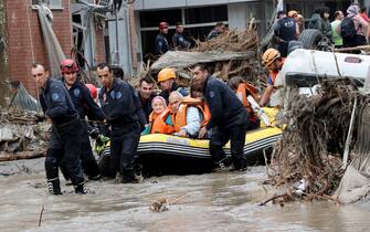 Squadre di ricerca e soccorso impegnate con una barca nell'area colpita a seguito di inondazioni e frane causate da forti piogge a Kastamonu, Turchia, 12 agosto 2021
