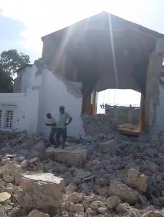 I danni del terremoto a Haiti, nei pressi della cattedrale di Les Cayes, a Port-au-Prince