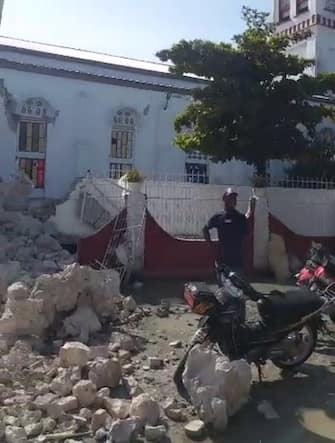 I danni del terremoto a Haiti, nei pressi della cattedrale di Les Cayes, a Port-au-Prince