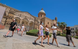 Il centro storico comincia a riempirsi di turisti, 6 luglio 2021. . ANSA / IGOR PETYX

