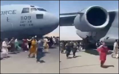 Afghanistan, persone si aggrappano a un aereo che decolla. VIDEO