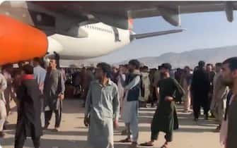 Gente sulla pista dell'aeroporto a Kabul