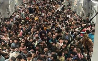 Fuga da Kabul, la foto: centinaia di afghani stipati su un aereo
