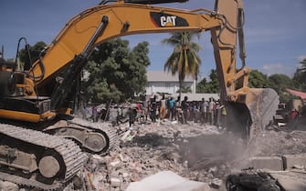 Soccorritori al lavoro ad Haiti dopo il terremoto