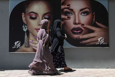 Afghanistan, talebani e social media: le donne si "cancellano"