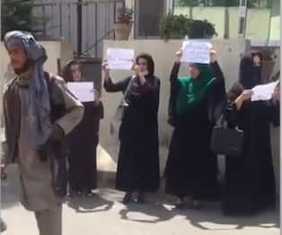 Afghanistan, le donne sfidano i talebani e protestano a Kabul. VIDEO