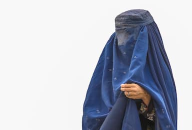 Una donna dall'Afghanistan: "Ho paura, qui è cambiato tutto". VIDEO