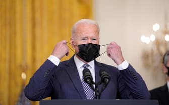 Joe Biden con mascherina