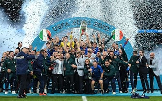 epa09339260 Players of Italy celebrate after winning the UEFA EURO 2020 final between Italy and England in London, Britain, 11 July 2021.  EPA/Michael Regan / POOL (RESTRICTIONS: For editorial news reporting purposes only. Images must appear as still images and must not emulate match action video footage. Photographs published in online publications shall have an interval of at least 20 seconds between the posting.)