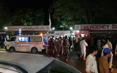 Kabul, attacco kamikaze all’aeroporto: morti e feriti. FOTO
