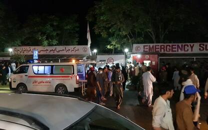 Kabul, attacco kamikaze all’aeroporto: morti e feriti. FOTO