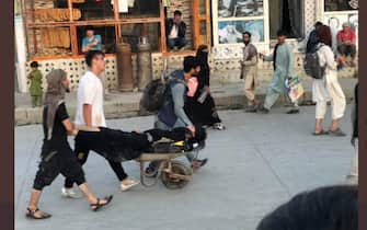 Kabul: attentato kamizake all'aeroporto. Un ferito su una carriola
