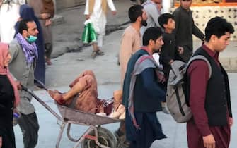 Kabul: attentato kamizake all'aeroporto. Un ferito su una carriola