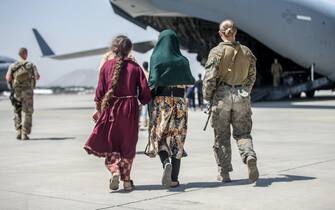 Cittadini afghani e militari all'aeroporto di Kabul