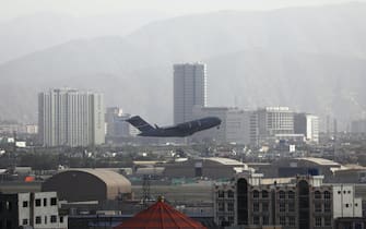 Un velivolo militare in volo sull'aeroporto di Kabul